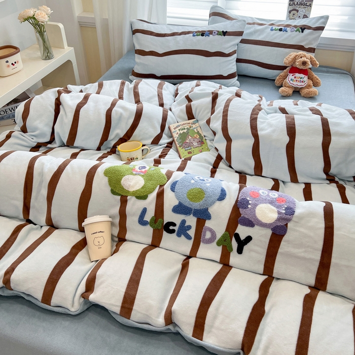 91家纺网 家纺一手货源 找家纺 雅居纺家纺 2025新款加厚牛奶绒毛巾绣卡通四件套 幸运小小怪