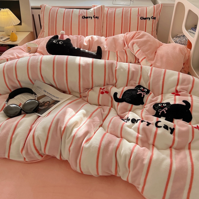 91家纺网 家纺一手货源 找家纺 雅居纺家纺 2025新款加厚牛奶绒毛巾绣卡通四件套 樱桃小猫咪