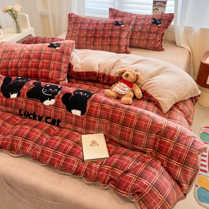 91家纺网 家纺一手货源 找家纺 雅居纺家纺 2025新款加厚牛奶绒毛巾绣卡通四件套 贪玩小黑猫