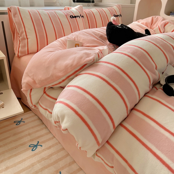 91家纺网 家纺一手货源 找家纺 雅居纺家纺 2025新款加厚牛奶绒毛巾绣卡通四件套 樱桃小猫咪