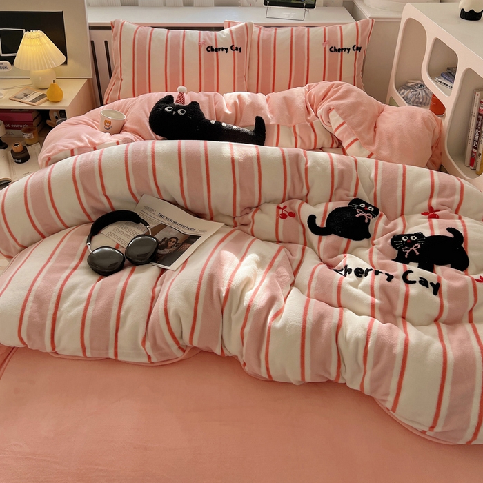 91家纺网 家纺一手货源 找家纺 雅居纺家纺 2025新款加厚牛奶绒毛巾绣卡通四件套 樱桃小猫咪