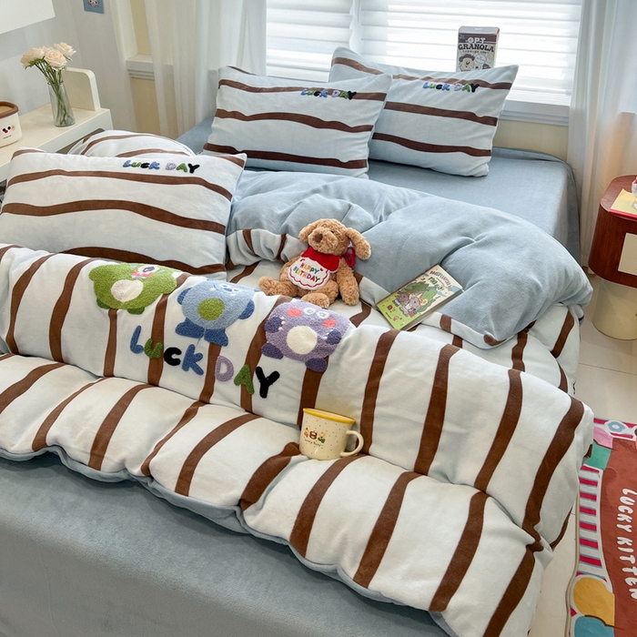 91家纺网 家纺一手货源 找家纺 雅居纺家纺 2025新款加厚牛奶绒毛巾绣卡通四件套 幸运小小怪