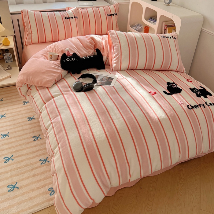 91家纺网 家纺一手货源 找家纺 雅居纺家纺 2025新款加厚牛奶绒毛巾绣卡通四件套 樱桃小猫咪