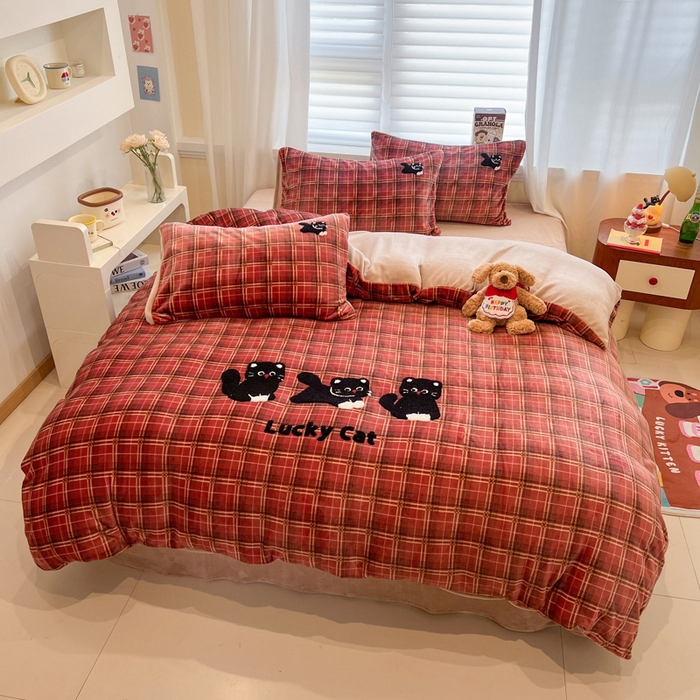 91家纺网 家纺一手货源 找家纺 雅居纺家纺 2025新款加厚牛奶绒毛巾绣卡通四件套 贪玩小黑猫