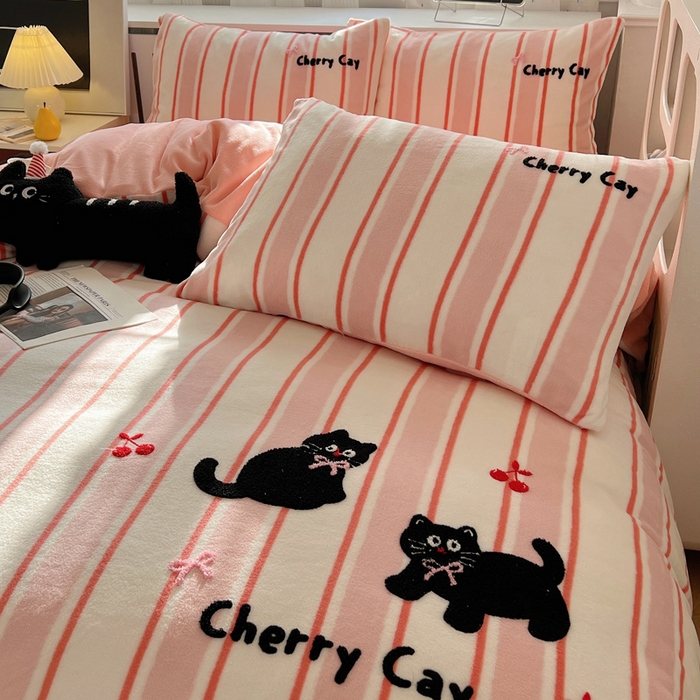 91家纺网 家纺一手货源 找家纺 雅居纺家纺 2025新款加厚牛奶绒毛巾绣卡通四件套 樱桃小猫咪