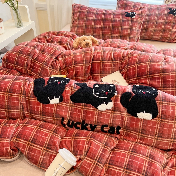 91家纺网 家纺一手货源 找家纺 雅居纺家纺 2025新款加厚牛奶绒毛巾绣卡通四件套 贪玩小黑猫