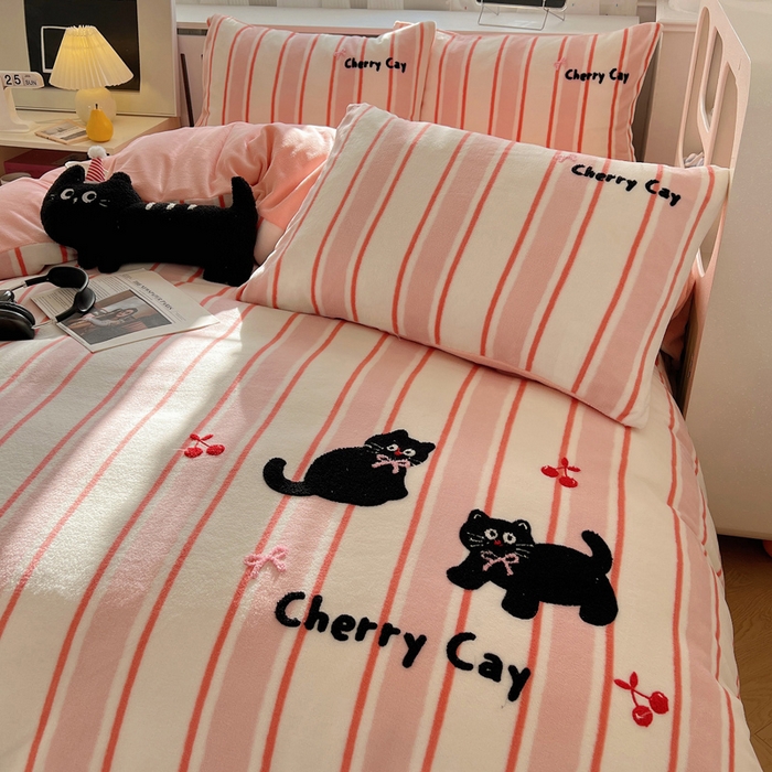 91家纺网 家纺一手货源 找家纺 雅居纺家纺 2025新款加厚牛奶绒毛巾绣卡通四件套 樱桃小猫咪