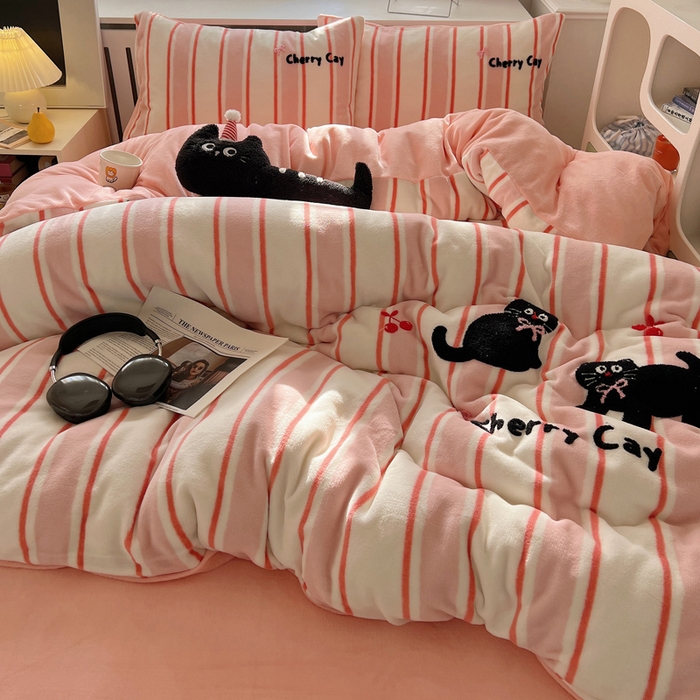 91家纺网 家纺一手货源 找家纺 雅居纺家纺 2025新款加厚牛奶绒毛巾绣卡通四件套 樱桃小猫咪