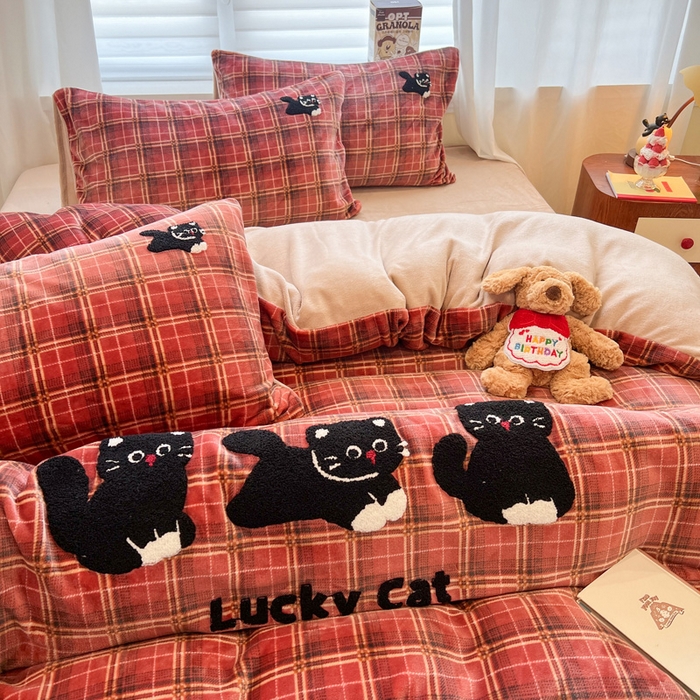 91家纺网 家纺一手货源 找家纺 雅居纺家纺 2025新款加厚牛奶绒毛巾绣卡通四件套 贪玩小黑猫