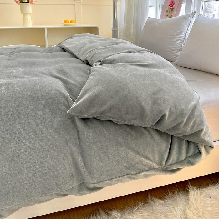 91家纺网 家纺一手货源 找家纺 富馨莱 2025新款牛奶绒纯色双拼被套 绅士灰