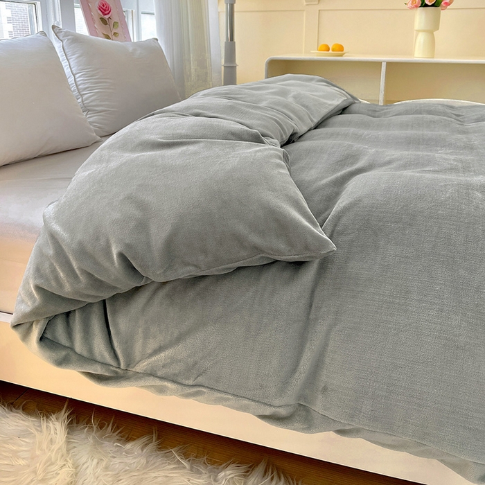 91家纺网 家纺一手货源 找家纺 富馨莱 2025新款牛奶绒纯色双拼被套 绅士灰