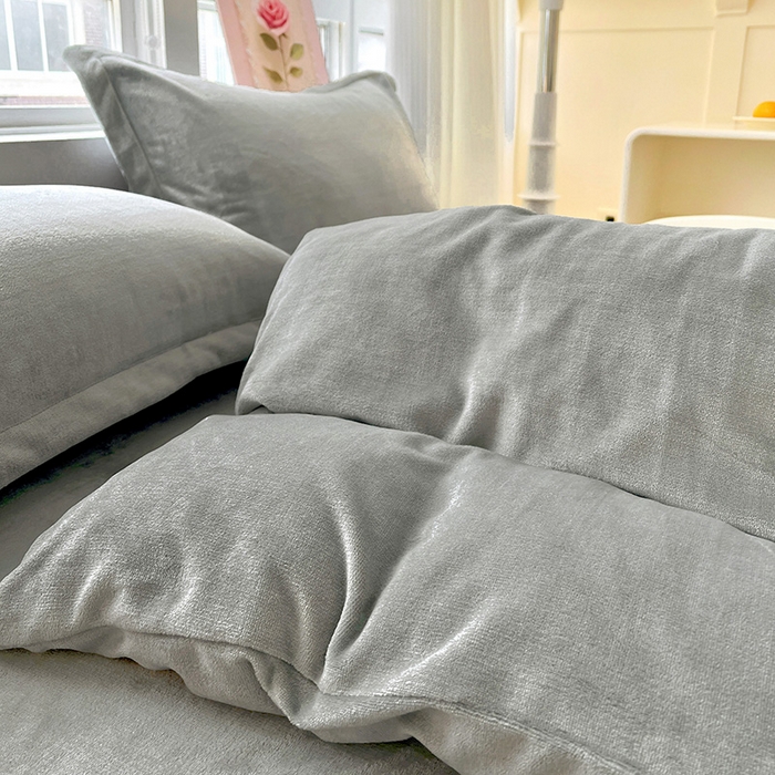 91家纺网 家纺一手货源 找家纺 富馨莱 2025新款牛奶绒纯色双拼被套 绅士灰