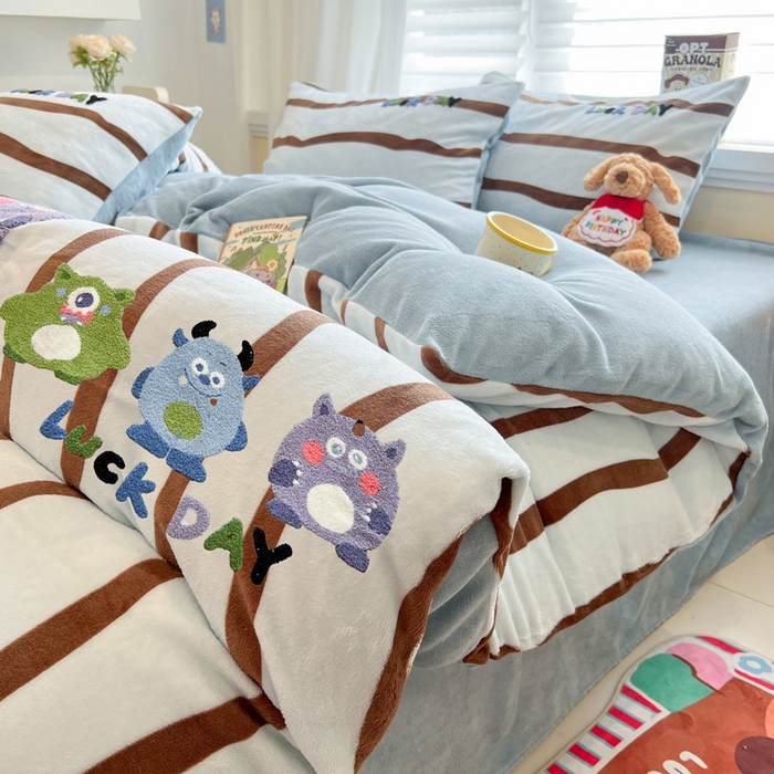 91家纺网 家纺一手货源 找家纺 雅居纺家纺 2025新款加厚牛奶绒毛巾绣卡通四件套 幸运小小怪