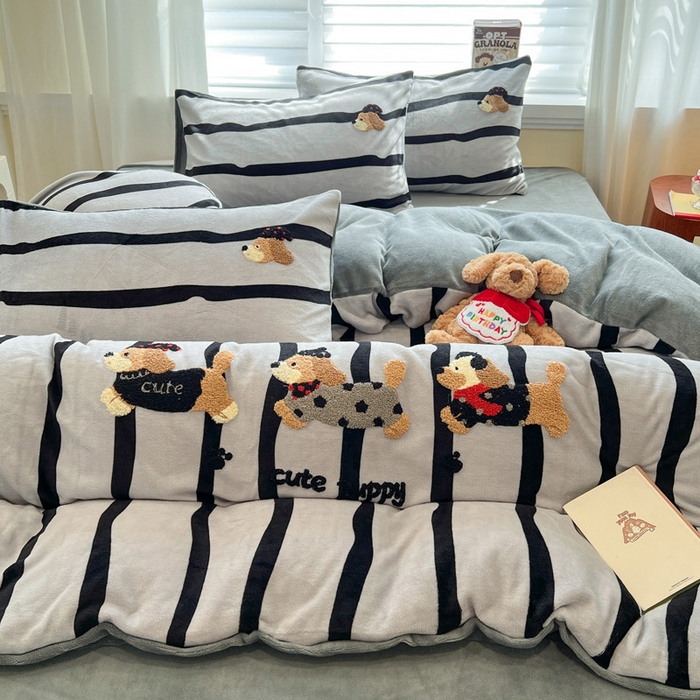 91家纺网 家纺一手货源 找家纺 雅居纺家纺 2025新款加厚牛奶绒毛巾绣卡通四件套 搞怪腊肠狗