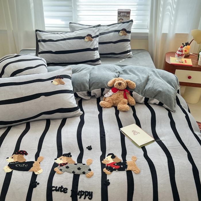 91家纺网 家纺一手货源 找家纺 雅居纺家纺 2025新款加厚牛奶绒毛巾绣卡通四件套 搞怪腊肠狗