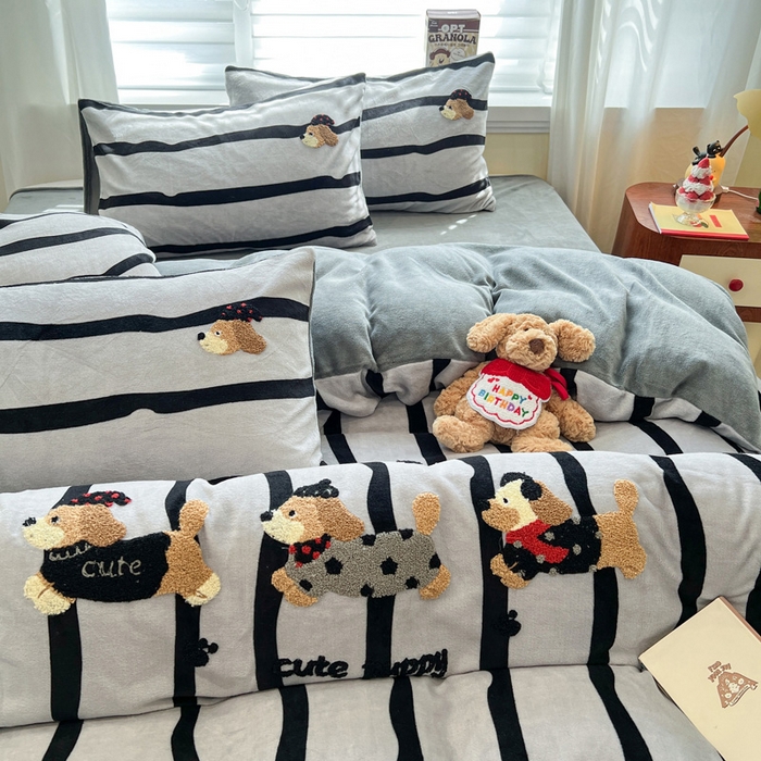 91家纺网 家纺一手货源 找家纺 雅居纺家纺 2025新款加厚牛奶绒毛巾绣卡通四件套 搞怪腊肠狗