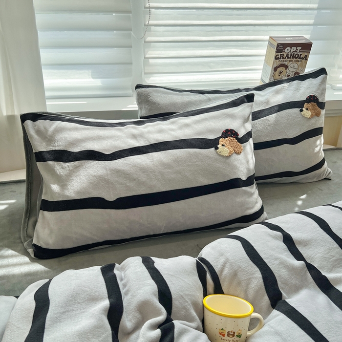 91家纺网 家纺一手货源 找家纺 雅居纺家纺 2025新款加厚牛奶绒毛巾绣卡通四件套 搞怪腊肠狗