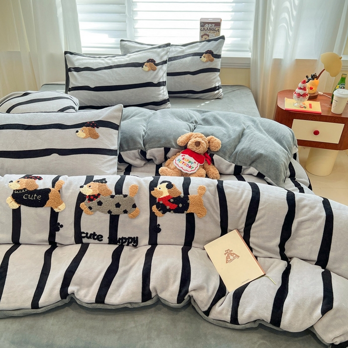 91家纺网 家纺一手货源 找家纺 雅居纺家纺 2025新款加厚牛奶绒毛巾绣卡通四件套 搞怪腊肠狗