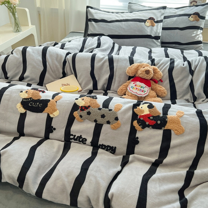 91家纺网 家纺一手货源 找家纺 雅居纺家纺 2025新款加厚牛奶绒毛巾绣卡通四件套 搞怪腊肠狗