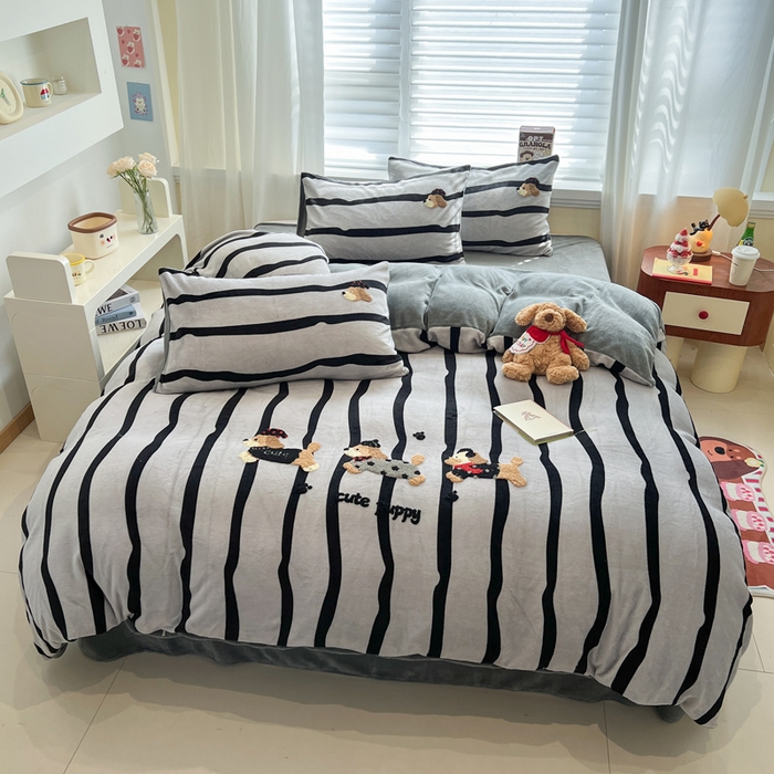 91家纺网 家纺一手货源 找家纺 雅居纺家纺 2025新款加厚牛奶绒毛巾绣卡通四件套 搞怪腊肠狗