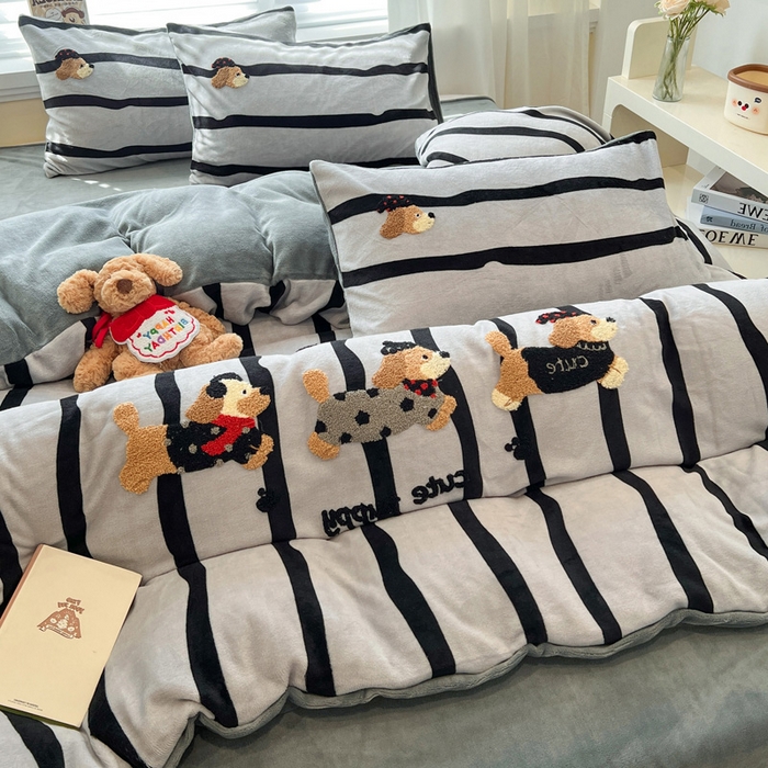 91家纺网 家纺一手货源 找家纺 雅居纺家纺 2025新款加厚牛奶绒毛巾绣卡通四件套 搞怪腊肠狗