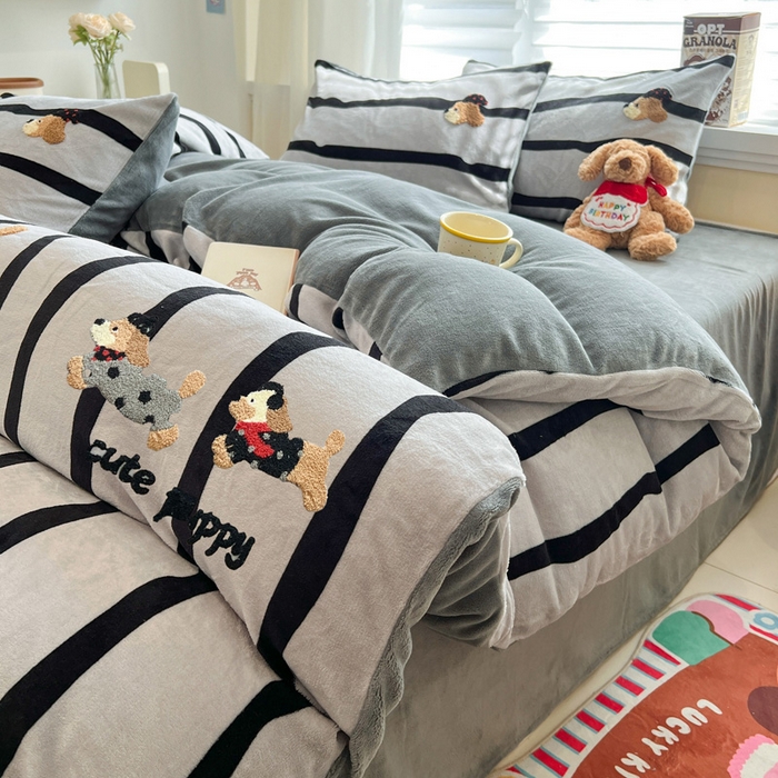 91家纺网 家纺一手货源 找家纺 雅居纺家纺 2025新款加厚牛奶绒毛巾绣卡通四件套 搞怪腊肠狗