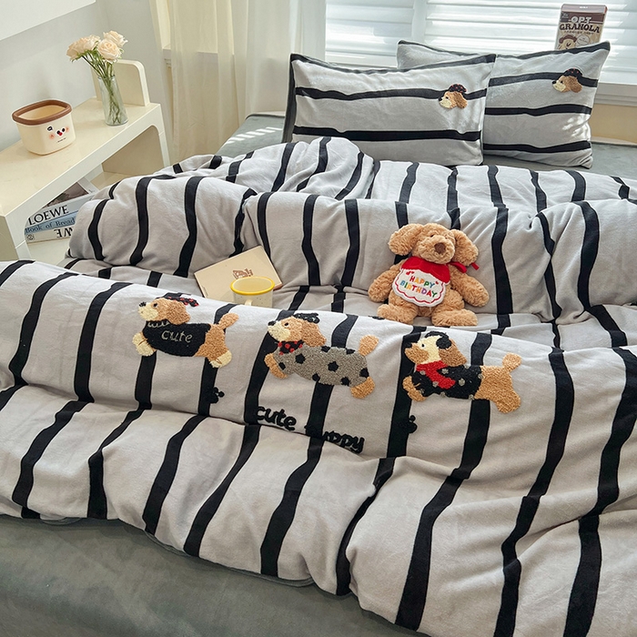 91家纺网 家纺一手货源 找家纺 雅居纺家纺 2025新款加厚牛奶绒毛巾绣卡通四件套 搞怪腊肠狗