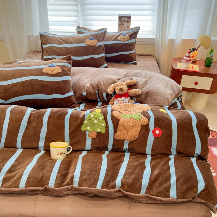 91家纺网 家纺一手货源 找家纺 雅居纺家纺 2025新款加厚牛奶绒毛巾绣卡通四件套 圣诞小狗