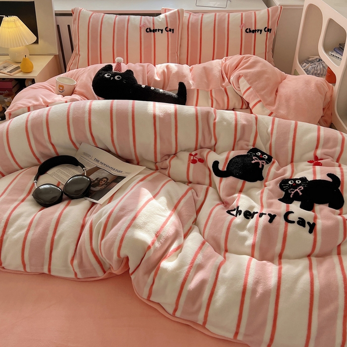 91家纺网 家纺一手货源 找家纺 雅居纺家纺 2025新款加厚牛奶绒毛巾绣卡通四件套 樱桃小猫咪