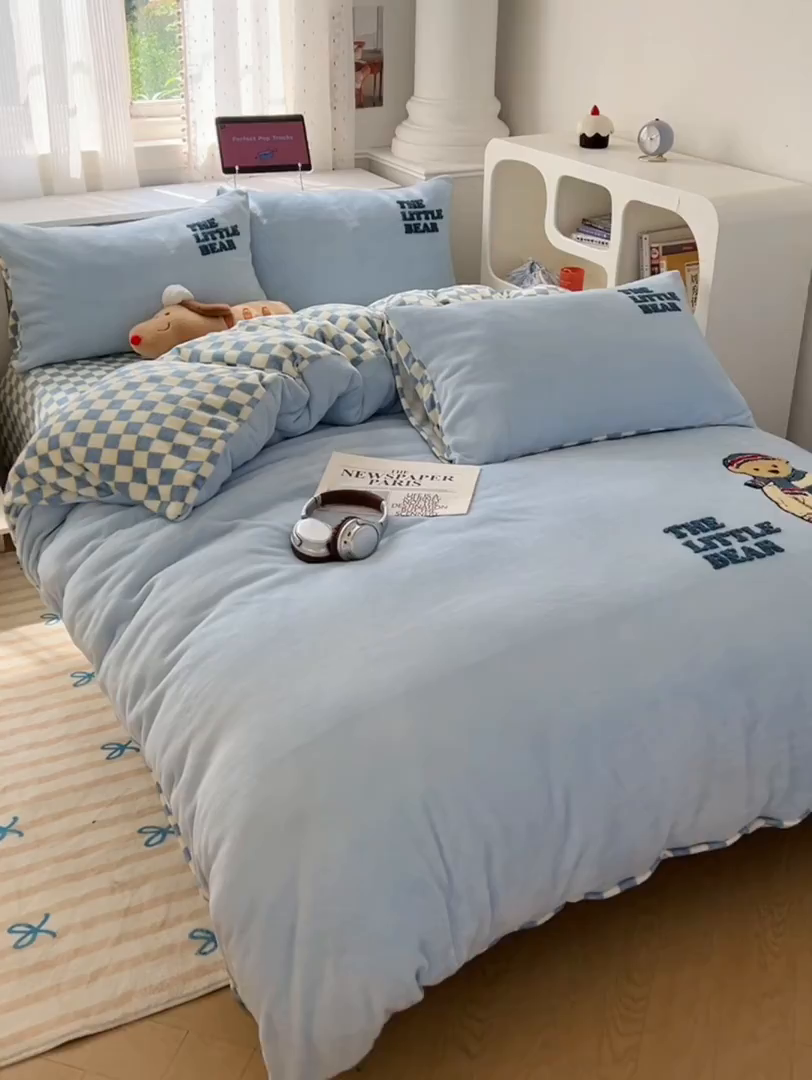 91家纺网 家纺一手货源 找家纺 雅居纺家纺 2025新款加厚牛奶绒毛巾绣卡通四件套 绅士小熊