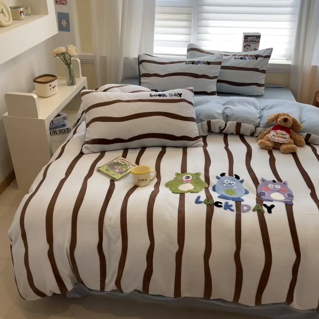 91家纺网 家纺一手货源 找家纺 雅居纺家纺 2025新款加厚牛奶绒毛巾绣卡通四件套 幸运小小怪