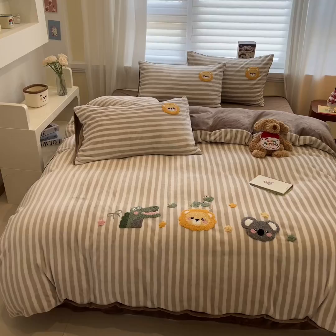 91家纺网 家纺一手货源 找家纺 雅居纺家纺 2025新款加厚牛奶绒毛巾绣卡通四件套 小狮子乐园