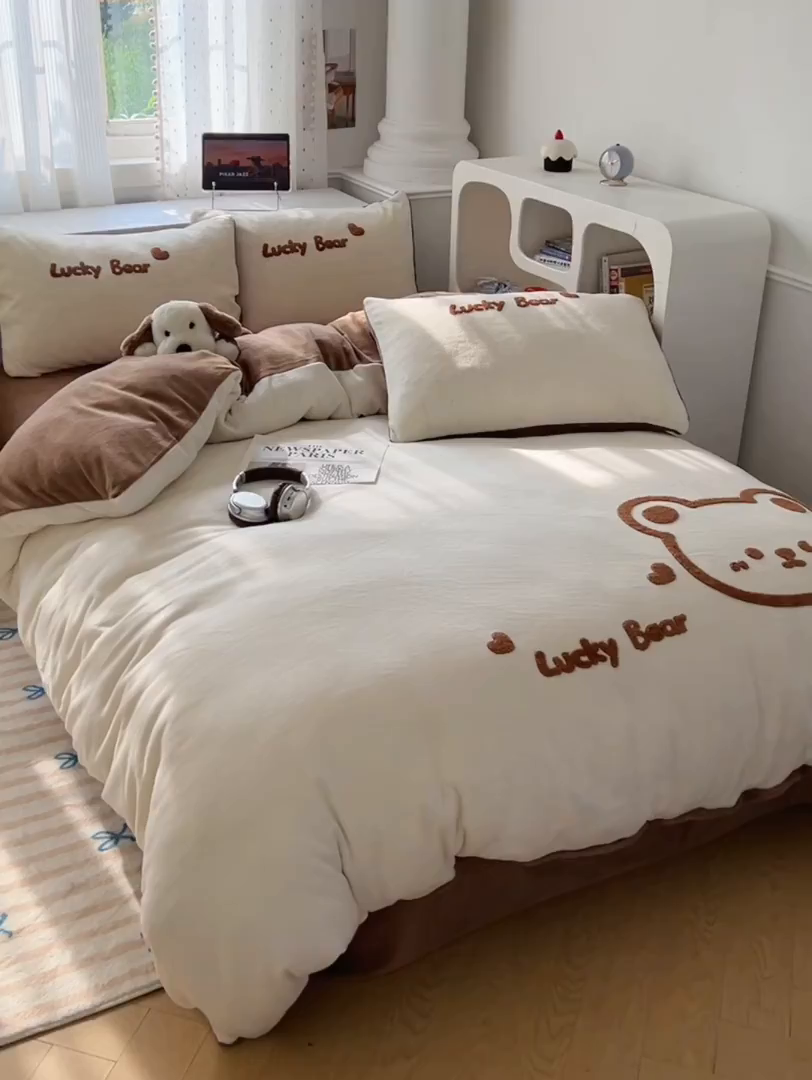 91家纺网 家纺一手货源 找家纺 （总）雅居纺家纺 2025新款加厚牛奶绒毛巾绣卡通四件套