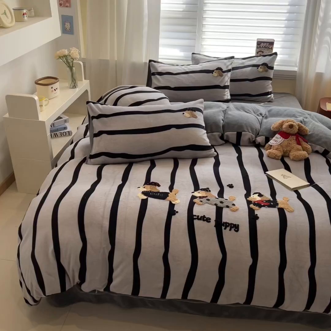 91家纺网 家纺一手货源 找家纺 雅居纺家纺 2025新款加厚牛奶绒毛巾绣卡通四件套 搞怪腊肠狗