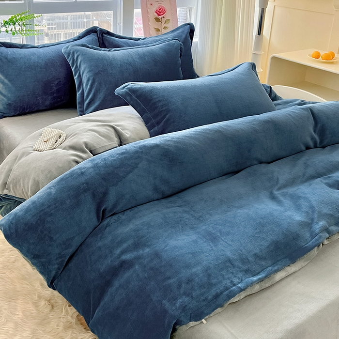 91家纺网 家纺一手货源 找家纺 富馨莱 2025新款牛奶绒纯色双拼被套 双拼宝石蓝+绅士灰