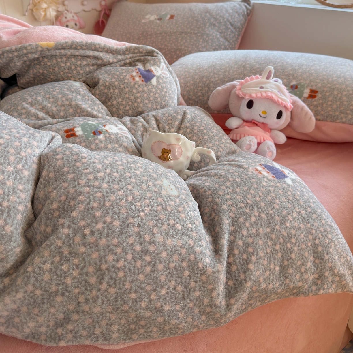 91家纺网 家纺一手货源 找家纺 罗亿家纺 2025新款ins小清新少女奶油卡通可爱加厚200克牛奶绒四件套【3.6公斤】（小红书推荐） 萱花