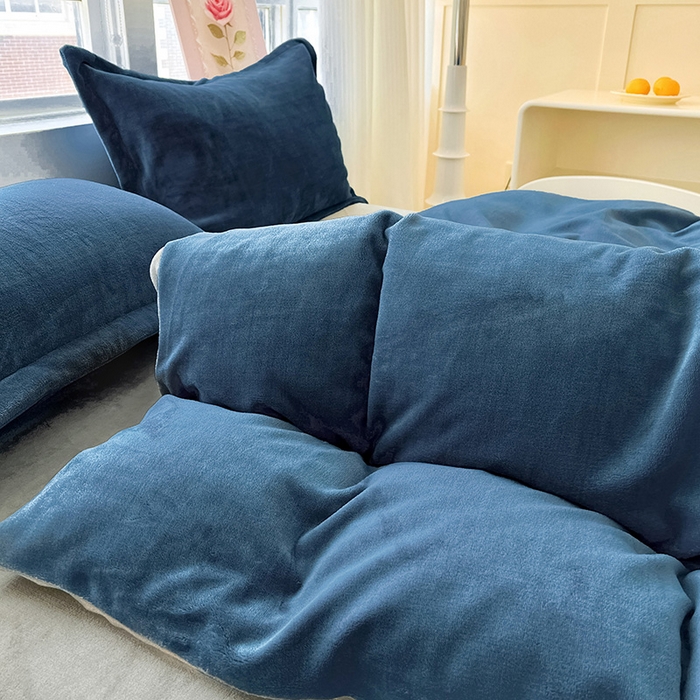 91家纺网 家纺一手货源 找家纺 富馨莱 2025新款牛奶绒纯色双拼被套 双拼宝石蓝+绅士灰