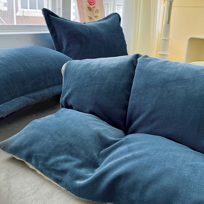 91家纺网 家纺一手货源 找家纺 富馨莱 2025新款牛奶绒纯色双拼被套 双拼宝石蓝+绅士灰