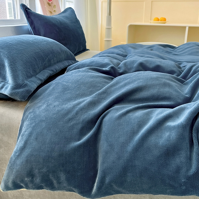 91家纺网 家纺一手货源 找家纺 富馨莱 2025新款牛奶绒纯色双拼被套 双拼宝石蓝+绅士灰