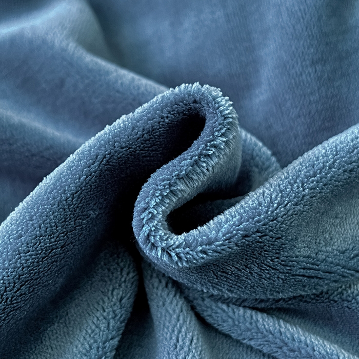 91家纺网 家纺一手货源 找家纺 富馨莱 2025新款牛奶绒纯色双拼被套 双拼宝石蓝+绅士灰