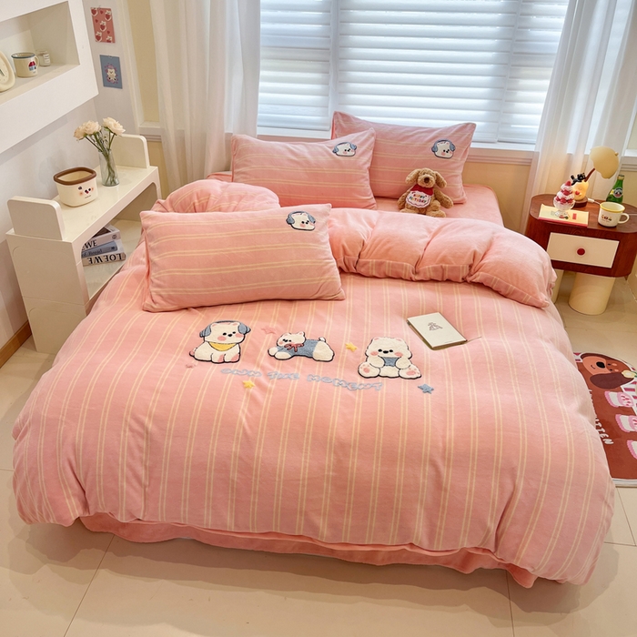 91家纺网 家纺一手货源 找家纺 雅居纺家纺 2025新款加厚牛奶绒毛巾绣卡通四件套 萌萌音乐狗