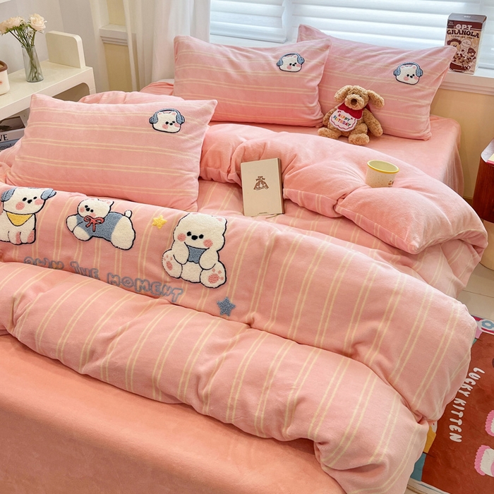 91家纺网 家纺一手货源 找家纺 雅居纺家纺 2025新款加厚牛奶绒毛巾绣卡通四件套 萌萌音乐狗