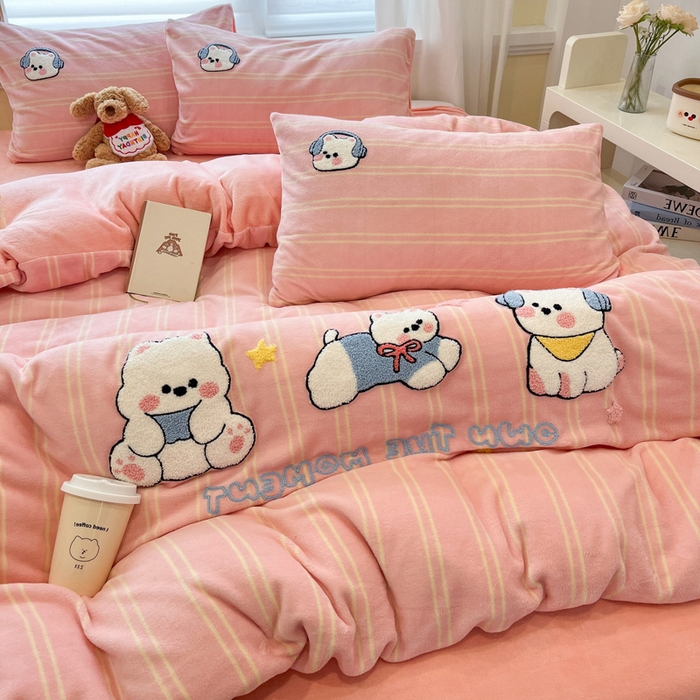 91家纺网 家纺一手货源 找家纺 雅居纺家纺 2025新款加厚牛奶绒毛巾绣卡通四件套 萌萌音乐狗