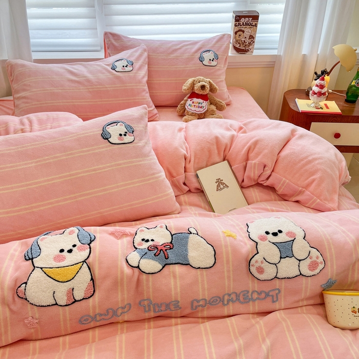 91家纺网 家纺一手货源 找家纺 雅居纺家纺 2025新款加厚牛奶绒毛巾绣卡通四件套 萌萌音乐狗