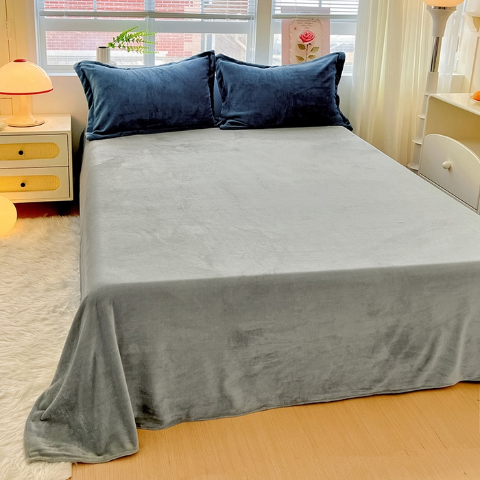 91家纺网 家纺一手货源 找家纺 富馨莱 2025新款牛奶绒纯色双拼被套 双拼宝石蓝+绅士灰