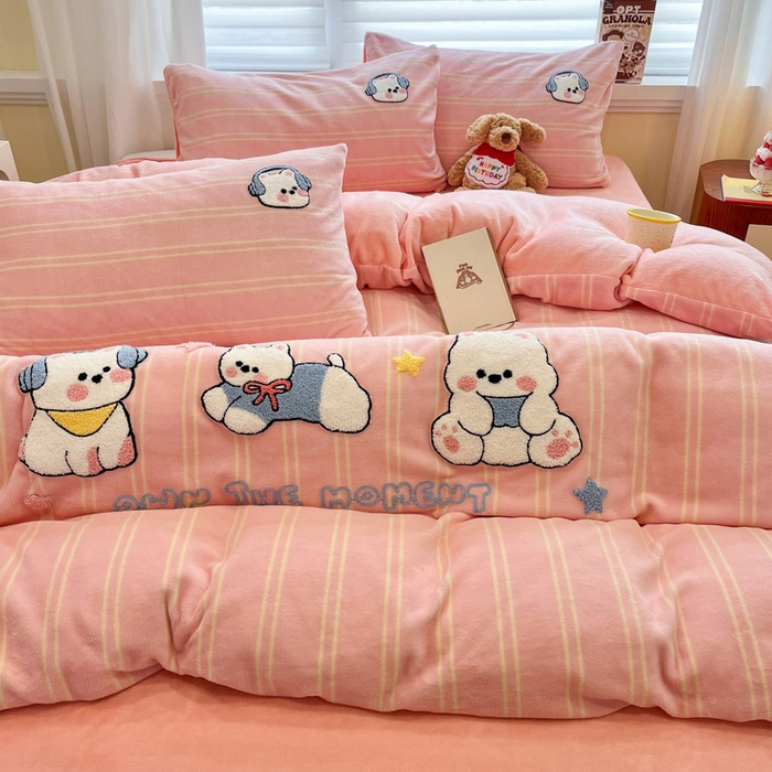 91家纺网 家纺一手货源 找家纺 雅居纺家纺 2025新款加厚牛奶绒毛巾绣卡通四件套 萌萌音乐狗