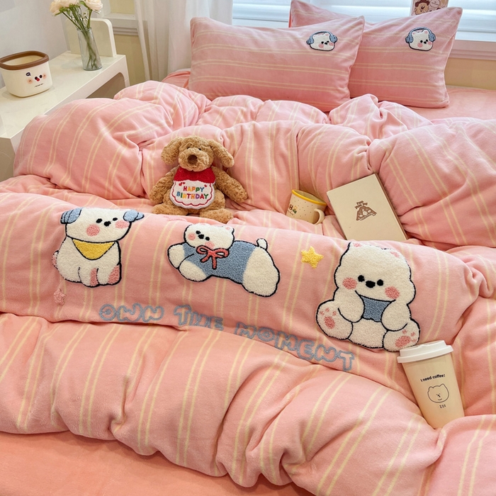 91家纺网 家纺一手货源 找家纺 雅居纺家纺 2025新款加厚牛奶绒毛巾绣卡通四件套 萌萌音乐狗