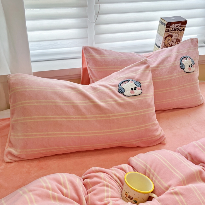 91家纺网 家纺一手货源 找家纺 雅居纺家纺 2025新款加厚牛奶绒毛巾绣卡通四件套 萌萌音乐狗