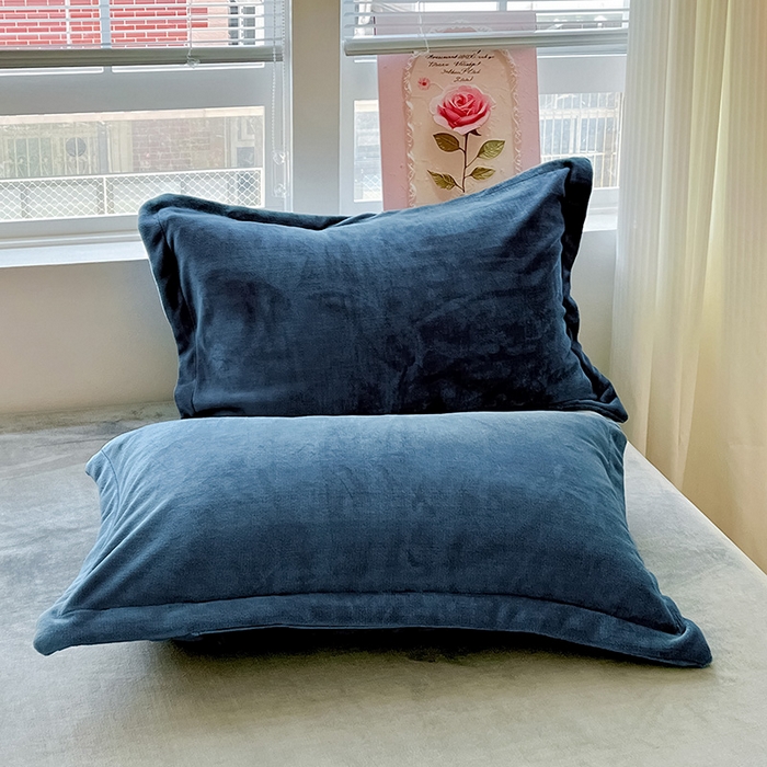 91家纺网 家纺一手货源 找家纺 富馨莱 2025新款牛奶绒纯色双拼被套 双拼宝石蓝+绅士灰