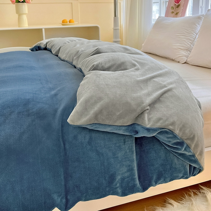 91家纺网 家纺一手货源 找家纺 富馨莱 2025新款牛奶绒纯色双拼被套 双拼宝石蓝+绅士灰